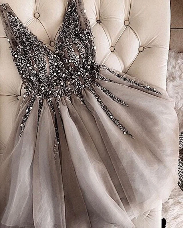 Luxurious Sequins Beaded V-neck Tulle Homecoming Dresses Short Party Dress Shift Classic Vintage