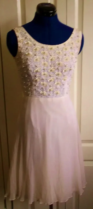 Stunning Ivory vintage 1960s vintage Mod dress. Lace with handstiched bead.XS 6